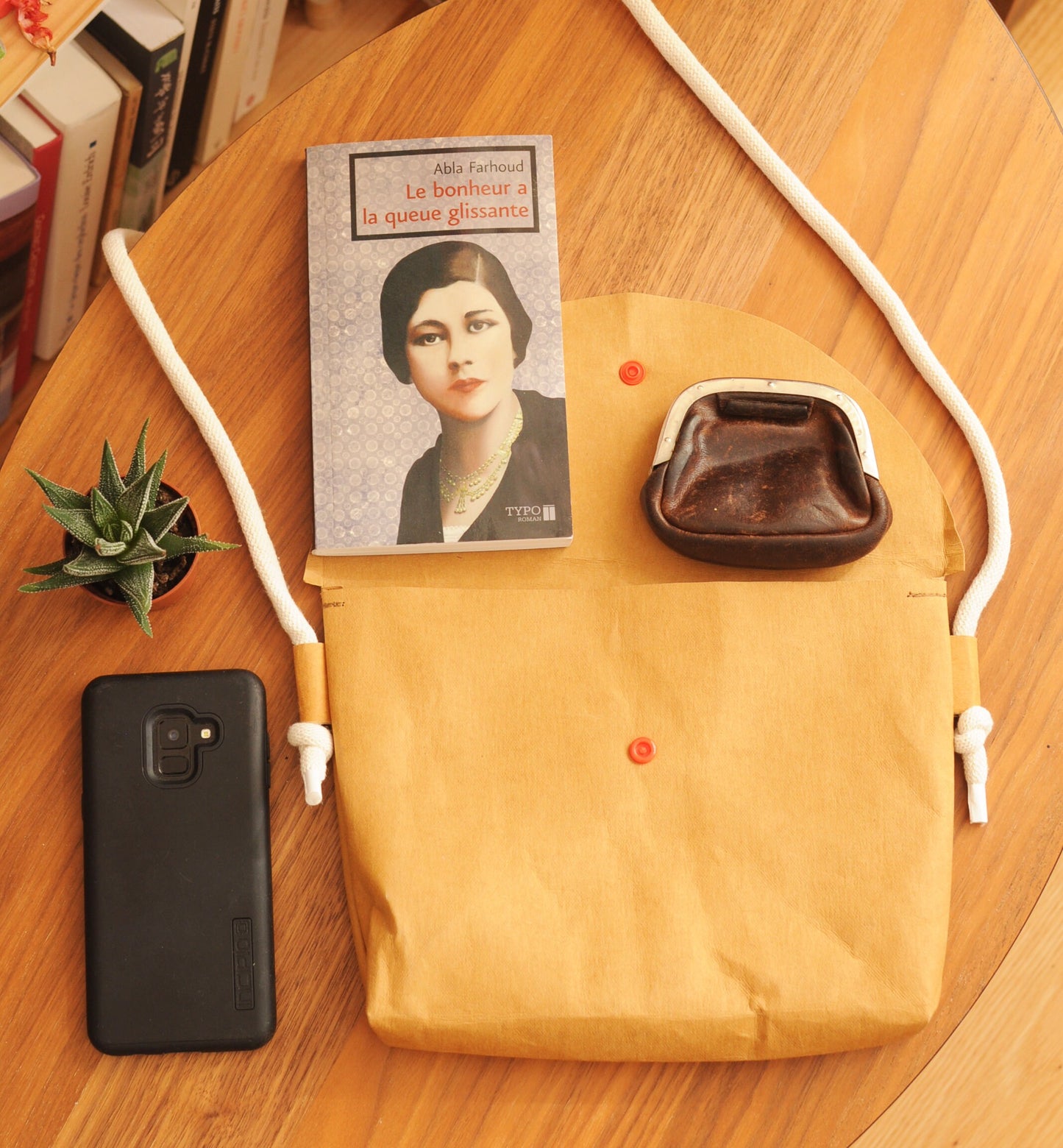 Pochette bag made from washable & reusable brown kraft paper in Grey, Brown